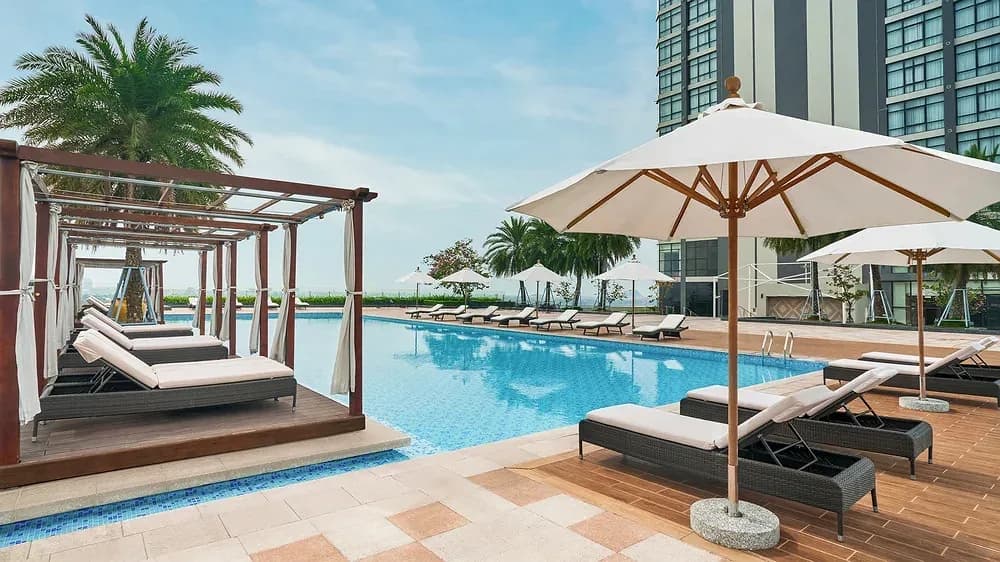 Hồ bơi ngoài trời trên cao
