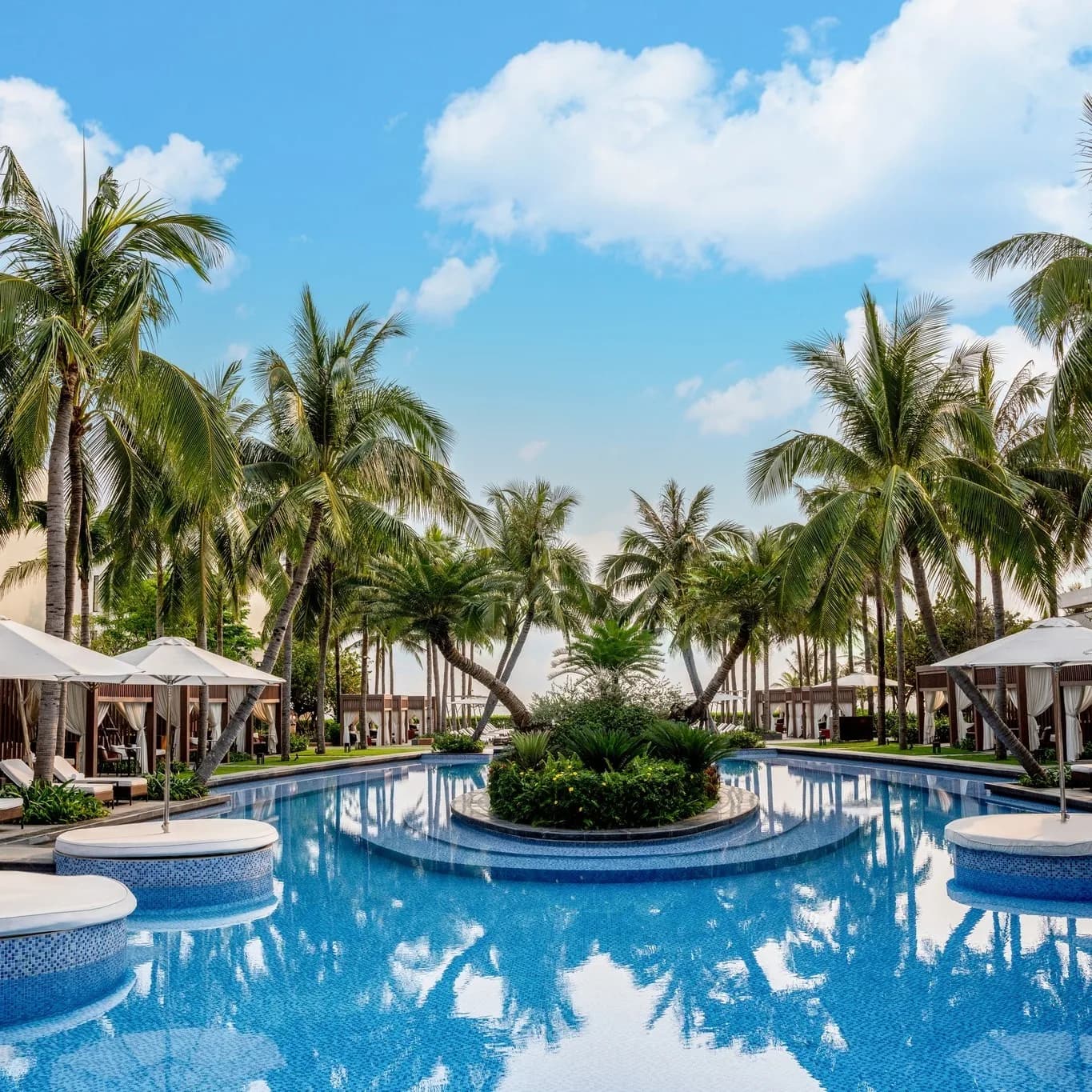 Bốn bể bơi nối dài ra biển