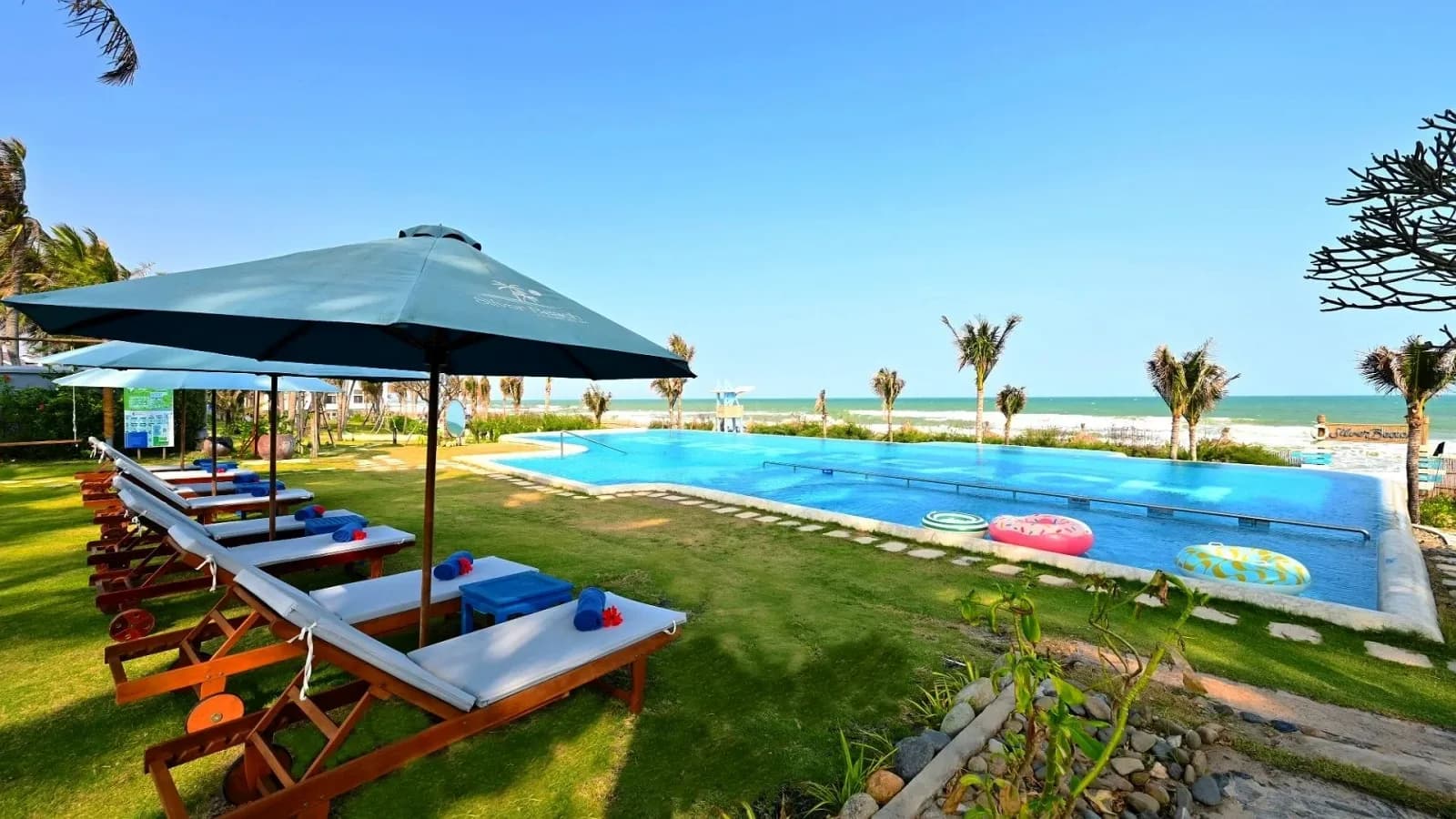Bể bơi vô cực hướng biển