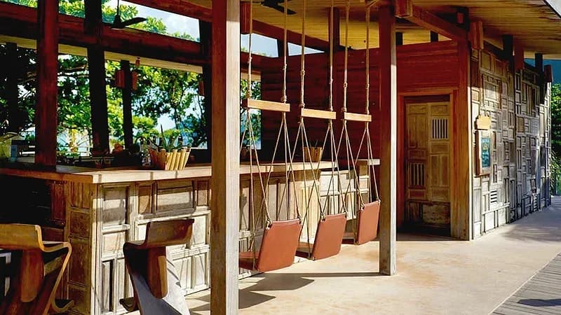 Bar & lounge