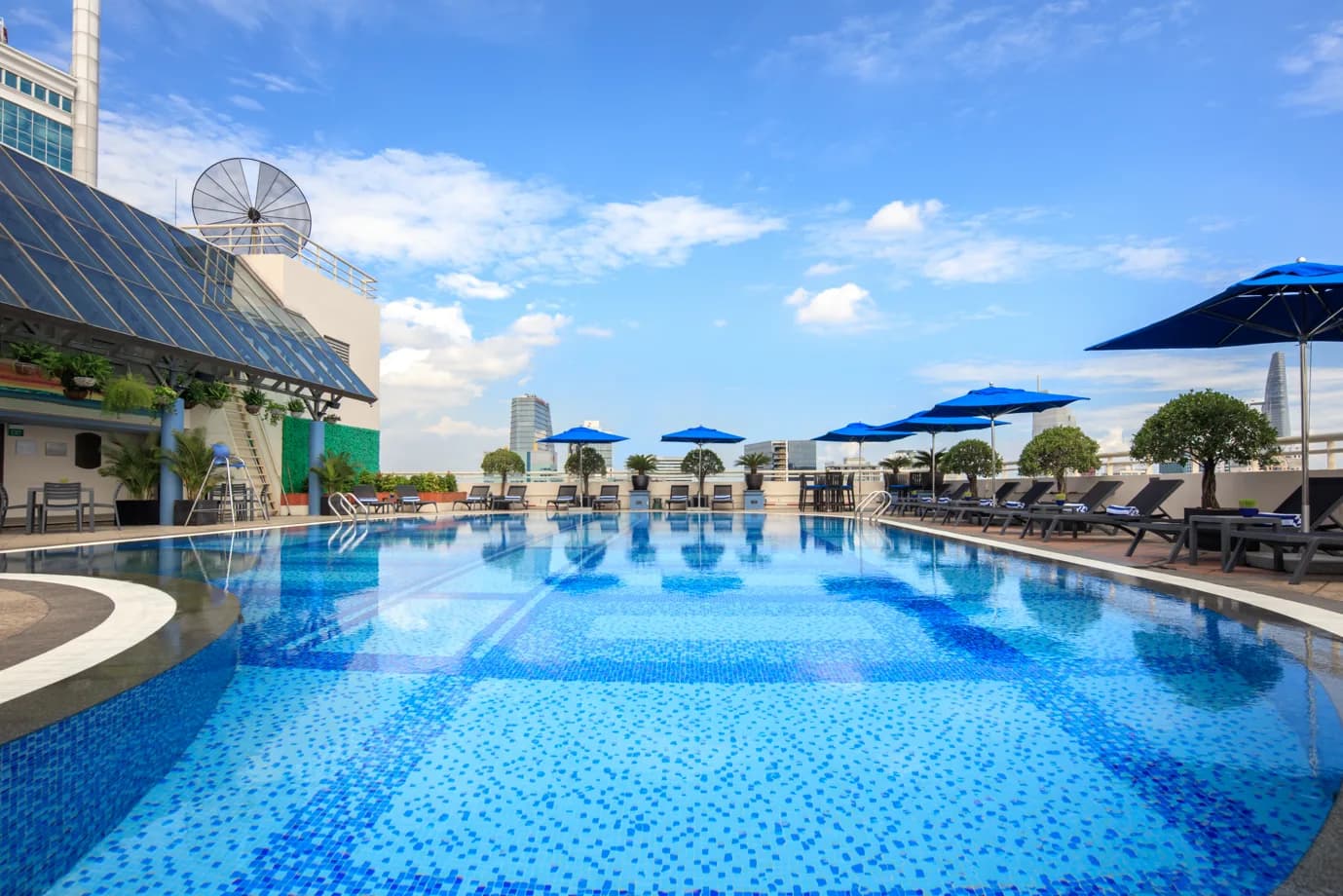 "S" Pool Bar & hồ bơi rooftop