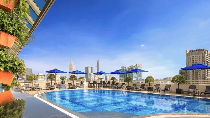 Hồ bơi rooftop & "S" Pool Bar