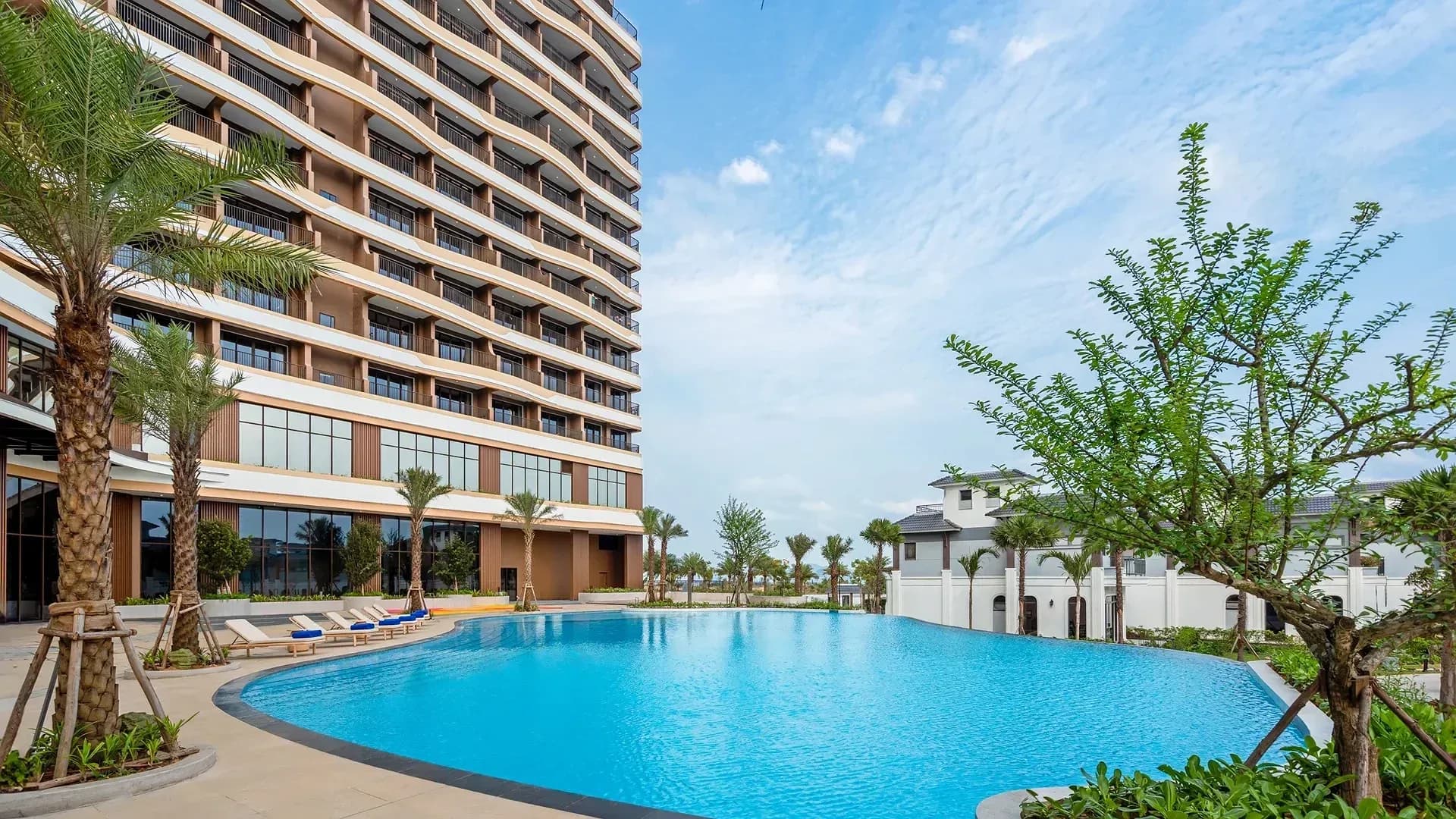 Bể bơi vô cực hướng biển