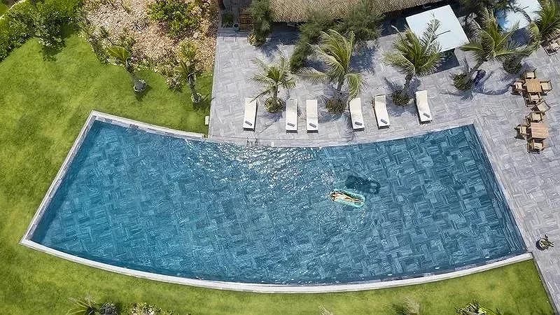 Bể bơi vô cực hướng biển