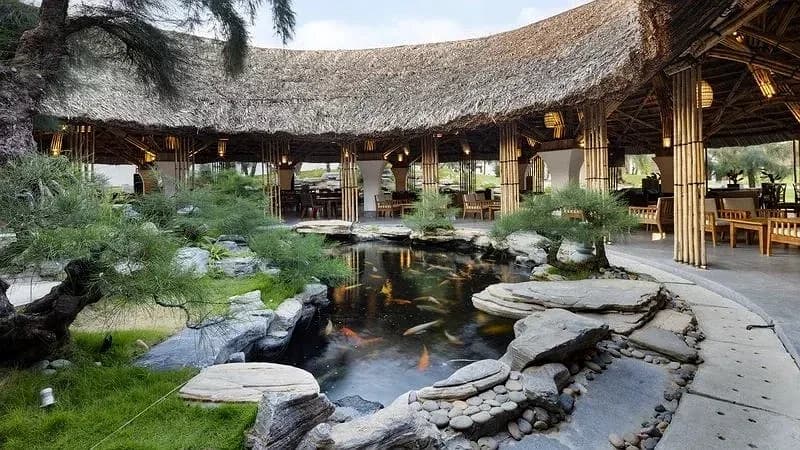 Nhà hàng tre Gozo bên hồ Koi