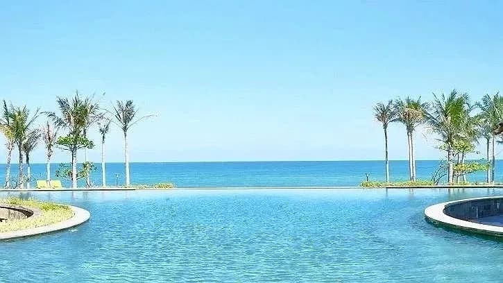 Bể bơi vô cực bên biển