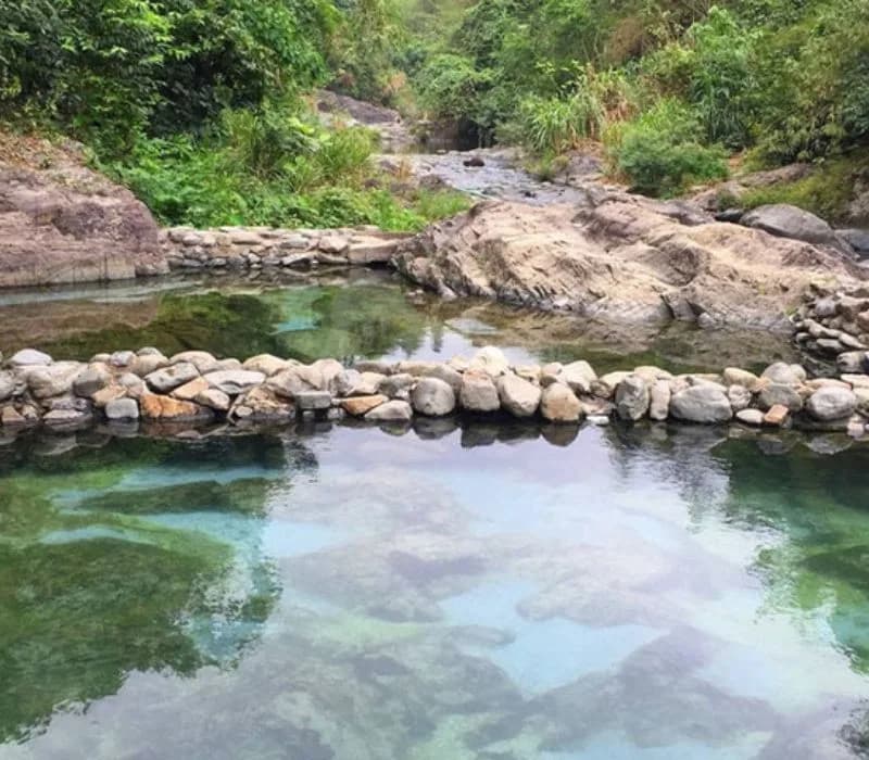 Suối đá khoáng tự nhiên