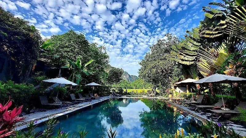 Bể bơi thư giãn view núi