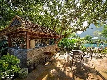 Quầy bar & lounge bên hồ