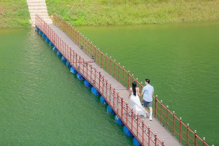 Cầu phao check-in