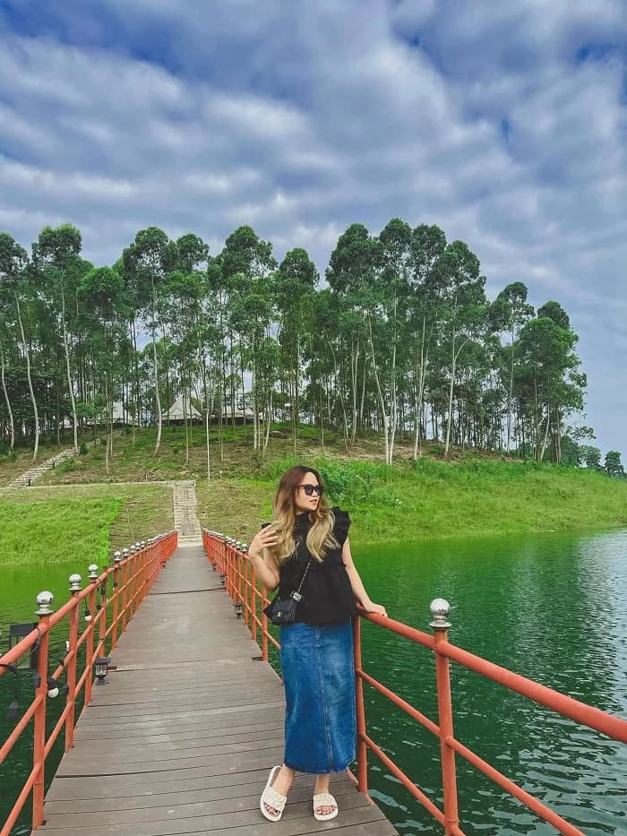 Cầu gỗ đỏ sống ảo