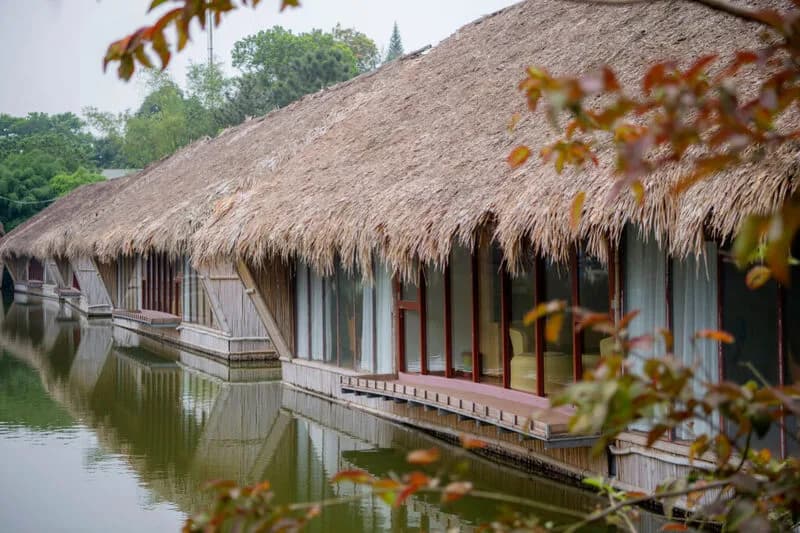 Nhà nổi trên hồ Đồng Mô