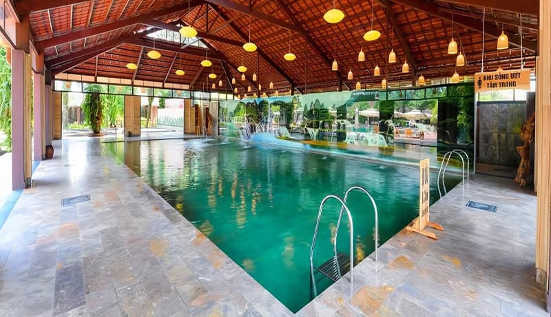 Bể khoáng nóng trong nhà
