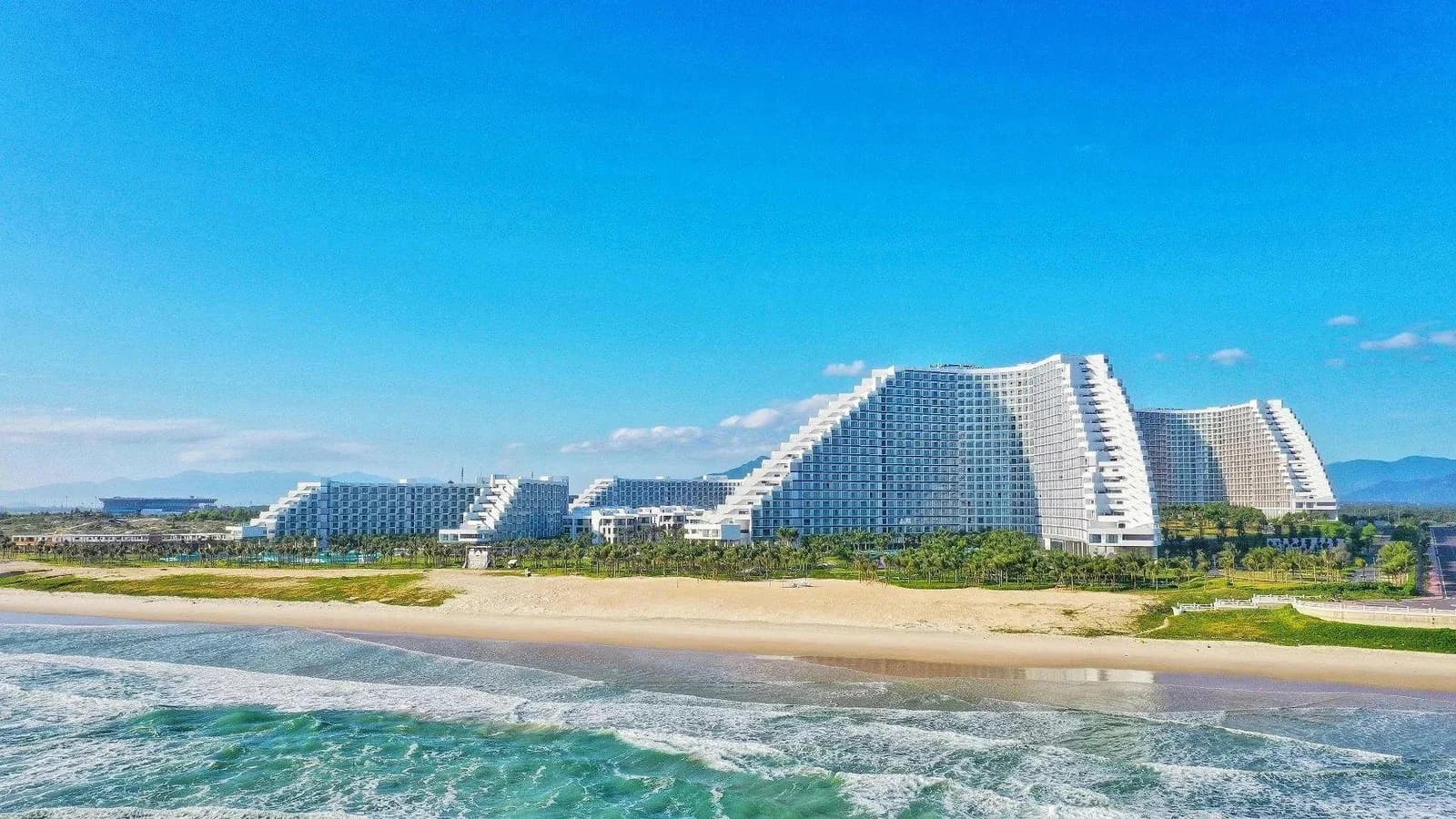 The Empyrean Cam Ranh Beach Resort 3