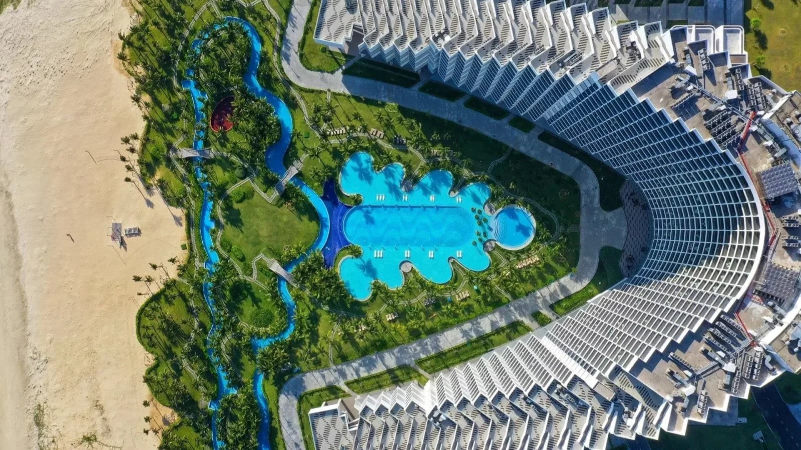 Hồ bơi vô cực sát bờ biển