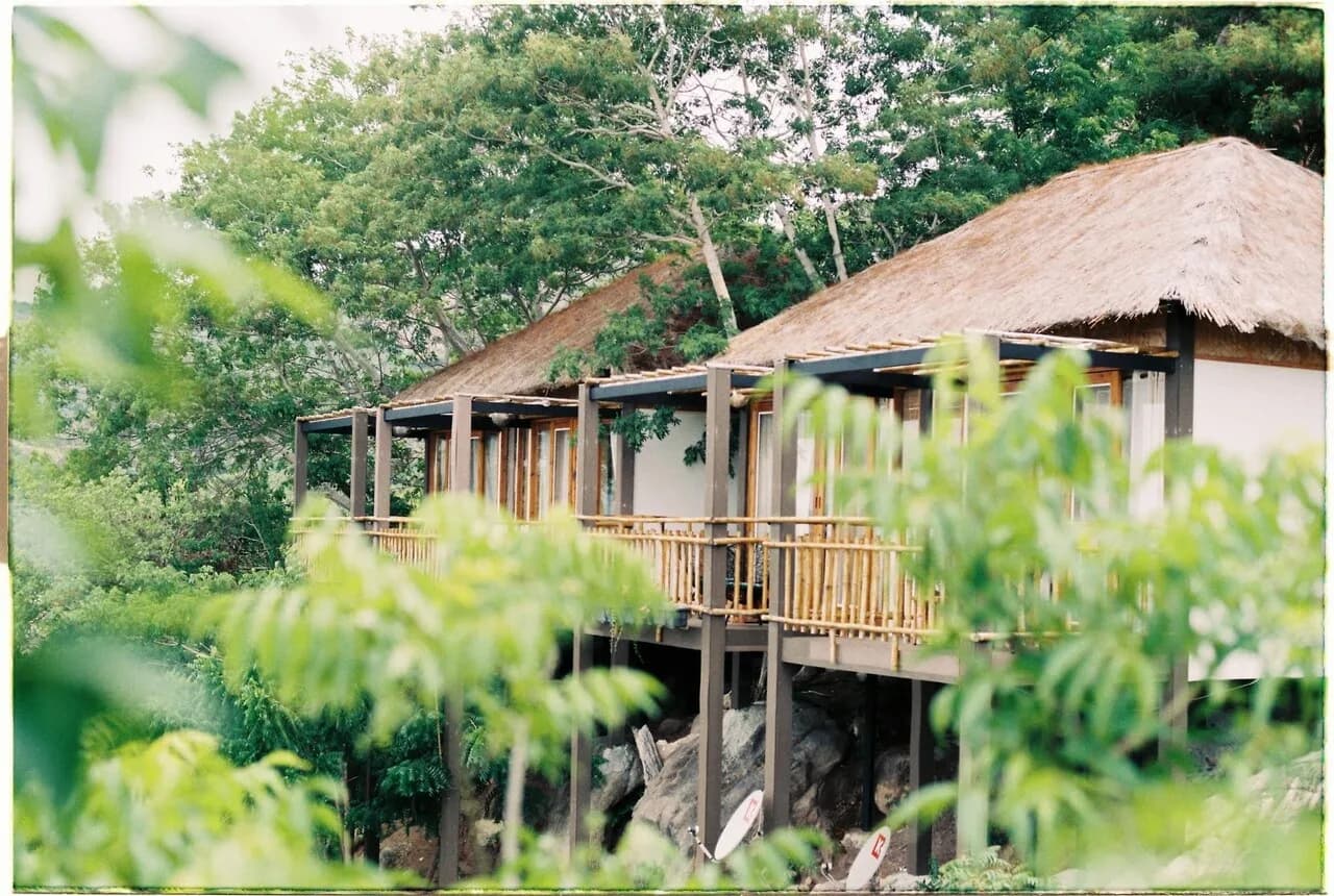 Bungalow tre nứa tựa núi đá