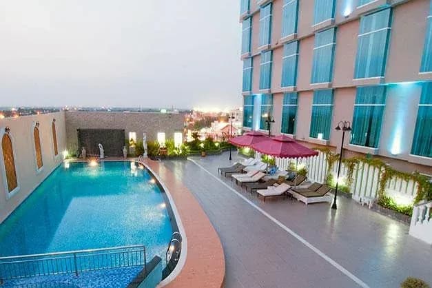 Hồ bơi ngoài trời trên cao