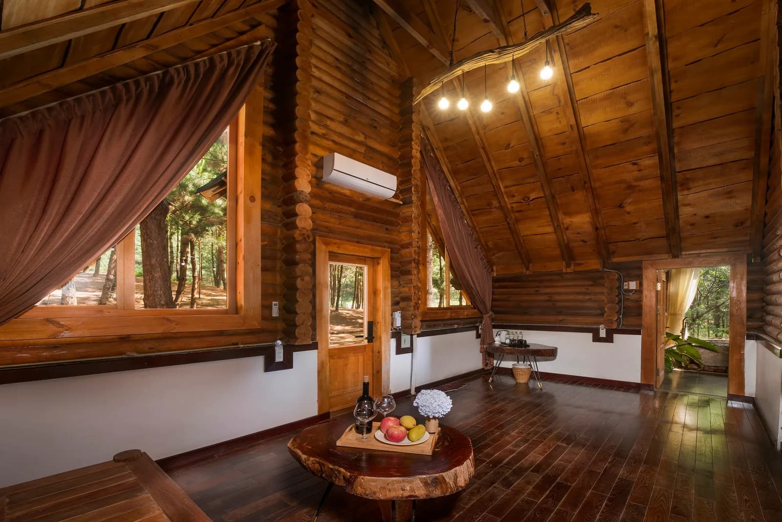 Cabin gỗ ấm cúng bên lò sưởi