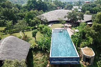 Bể bơi vô cực bên hồ