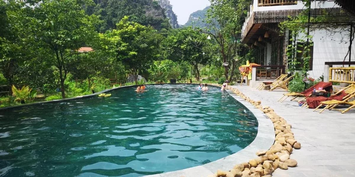 Bể bơi vô cực nhìn núi