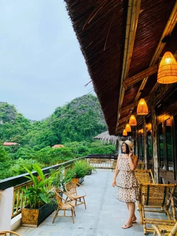 Nhà hàng bên hồ bơi
