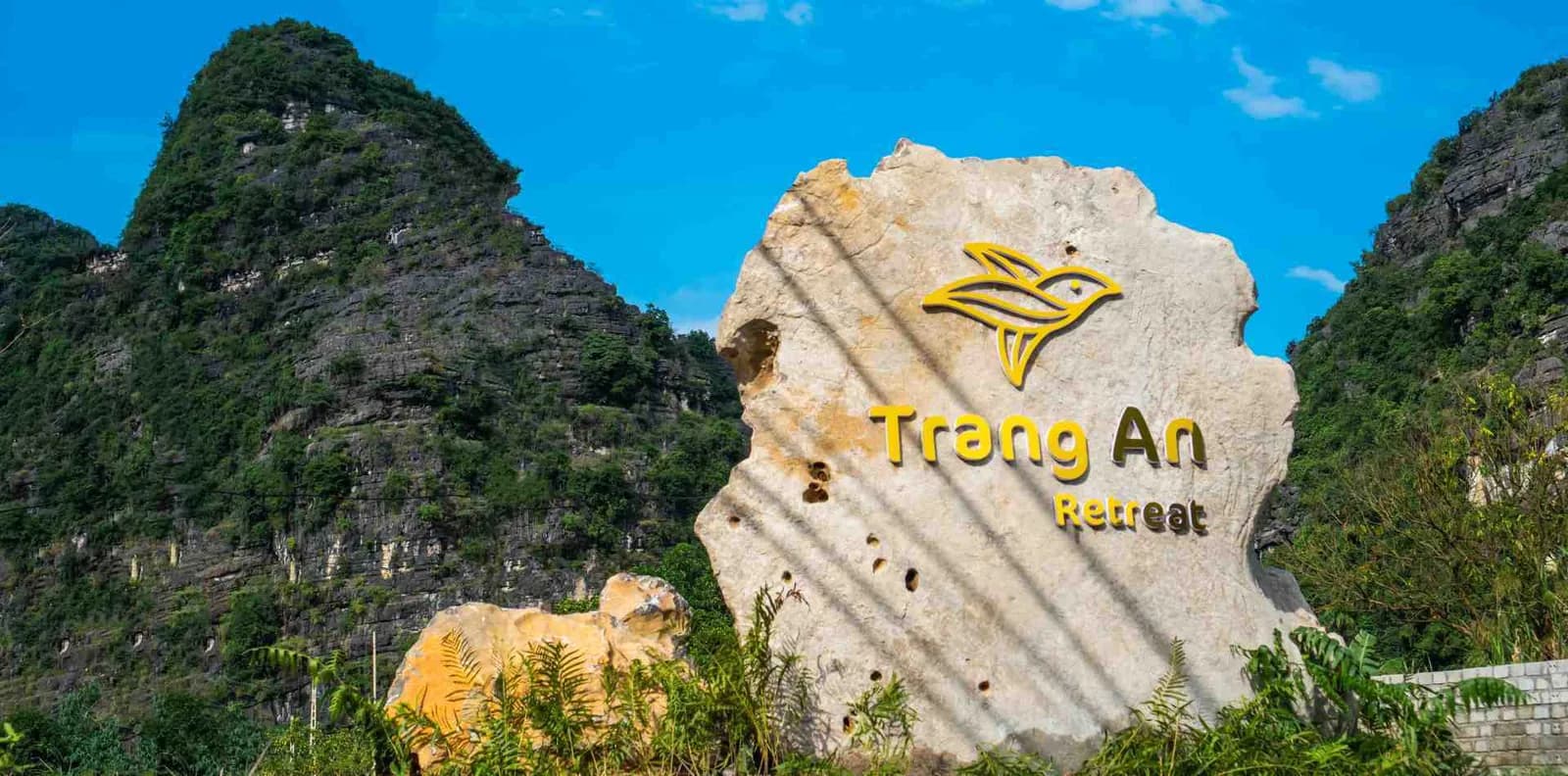 Sát bến thuyền Tràng An
