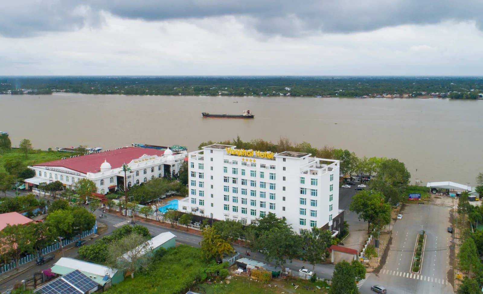 Vạn Phát Riverside Hotel