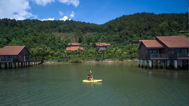 Chèo kayak khám phá đầm Cầu Hai