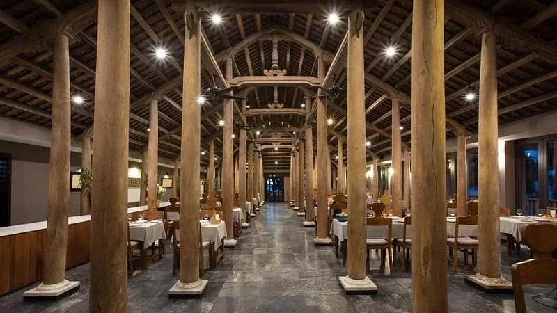 Nhà hàng cột gỗ