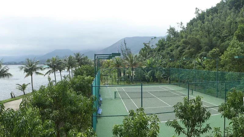 Sân tennis bên đầm