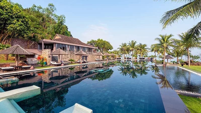 Bể bơi chính bên đầm