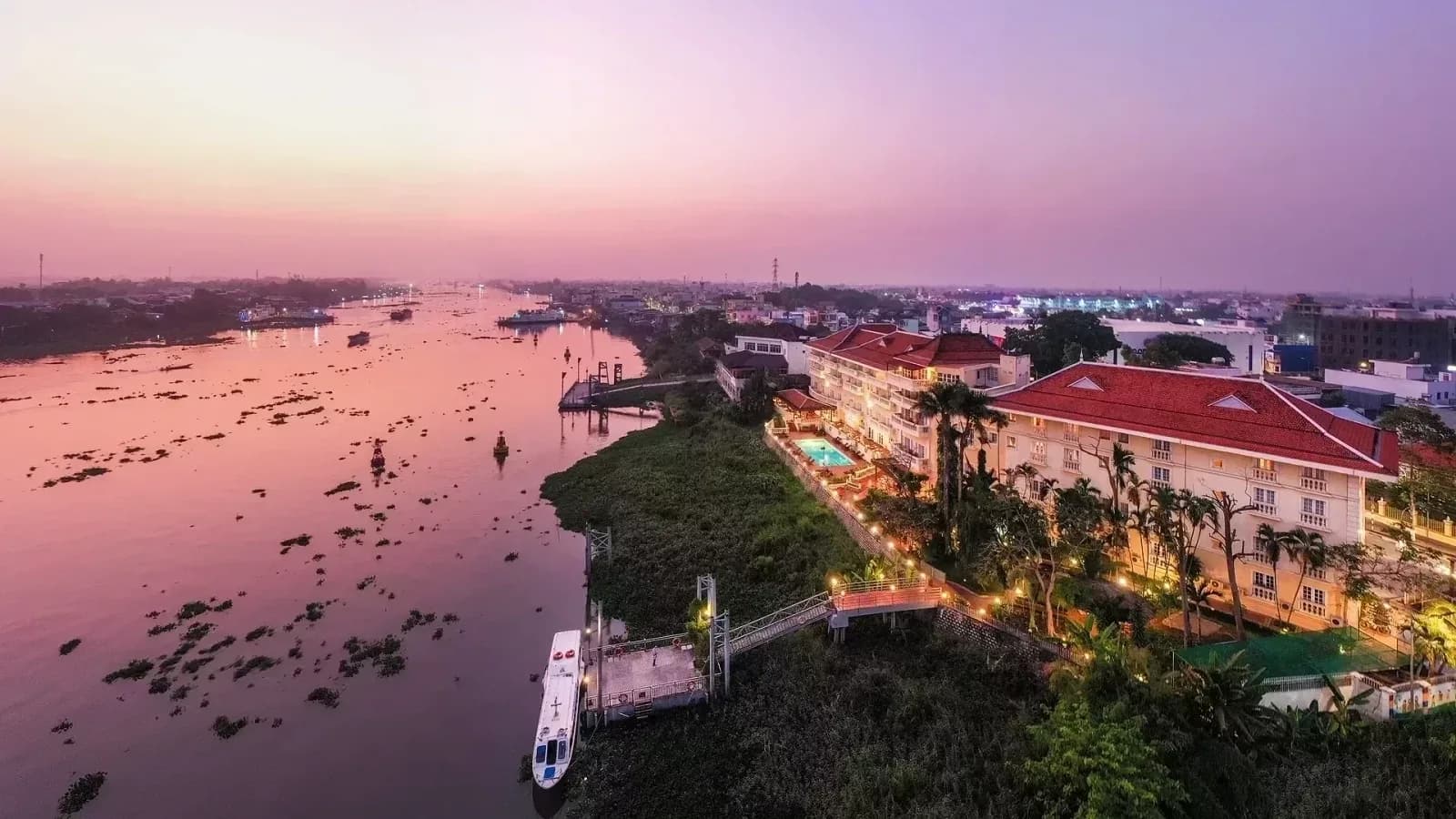 Kiến trúc Pháp cổ bên sông Hậu