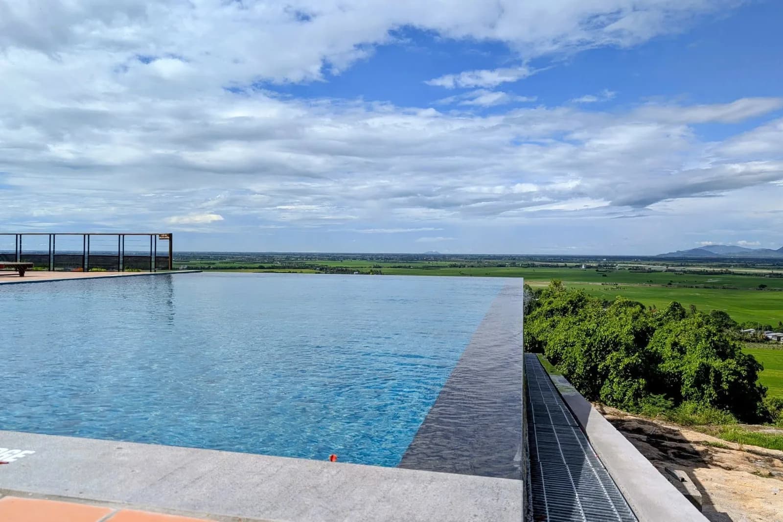 Hồ bơi vô cực view đồng lúa