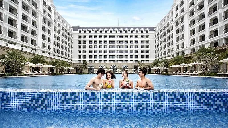 Bể bơi 800m² giữa khách sạn