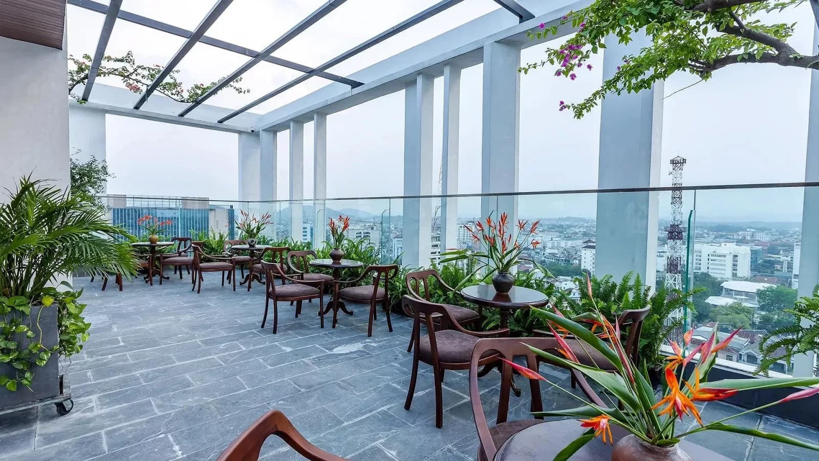 Lotus Sky – Tầng thượng ngắm cố đô