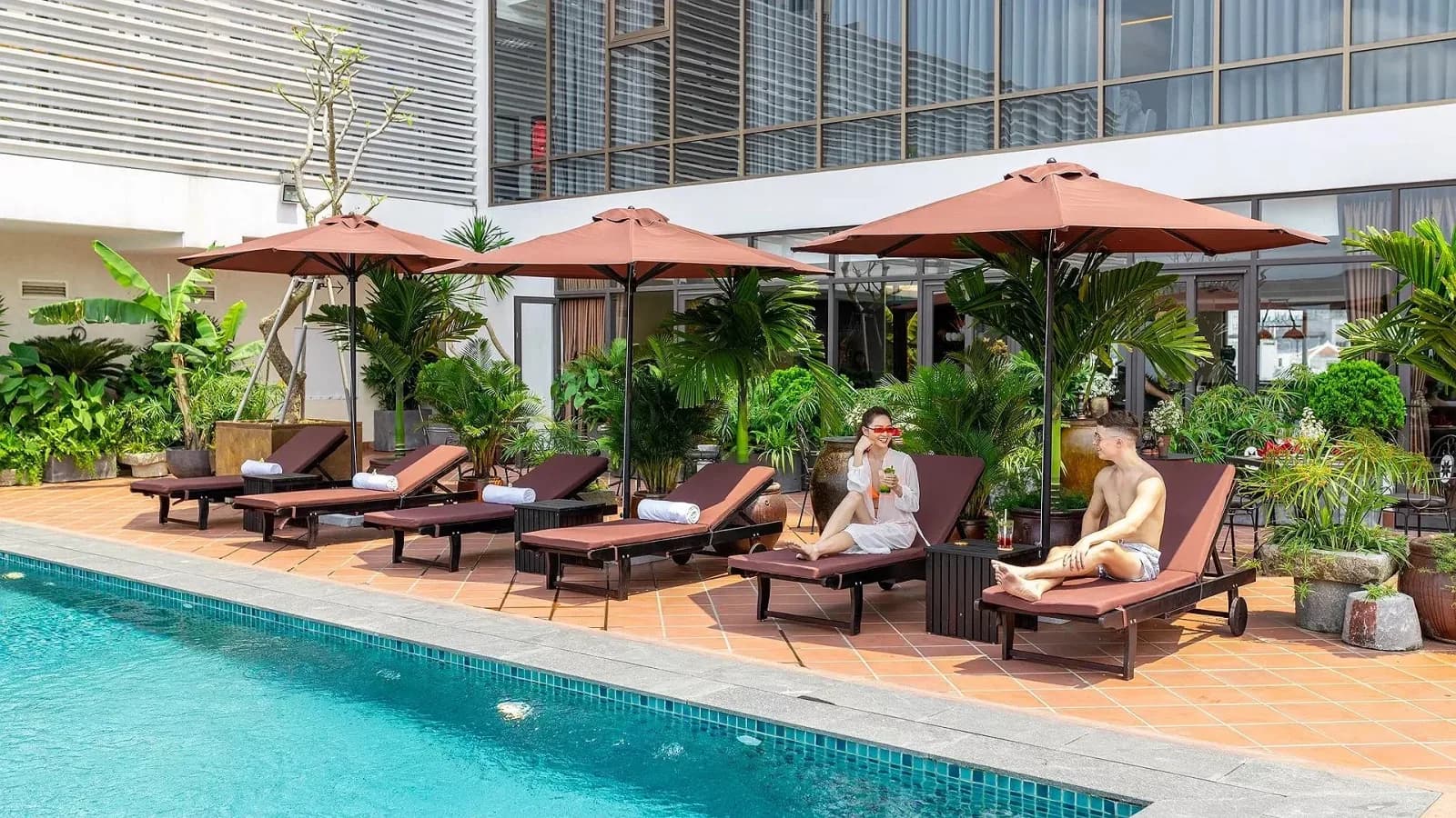 Bể bơi & sân vườn nhiệt đới