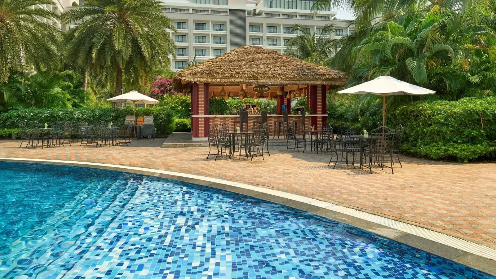 Pool Bar bên hồ