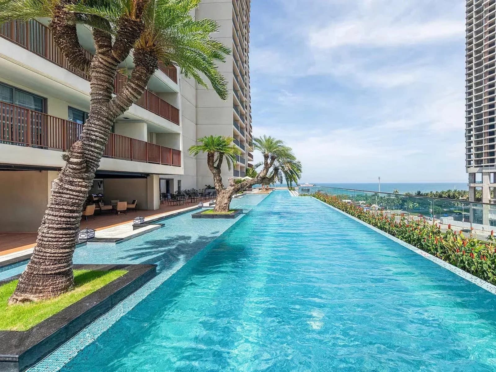 Bể bơi vô cực bên biển Mỹ Khê
