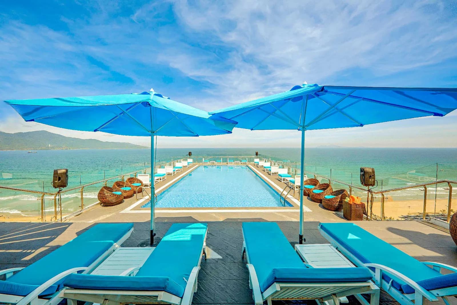 Bể bơi vô cực rooftop