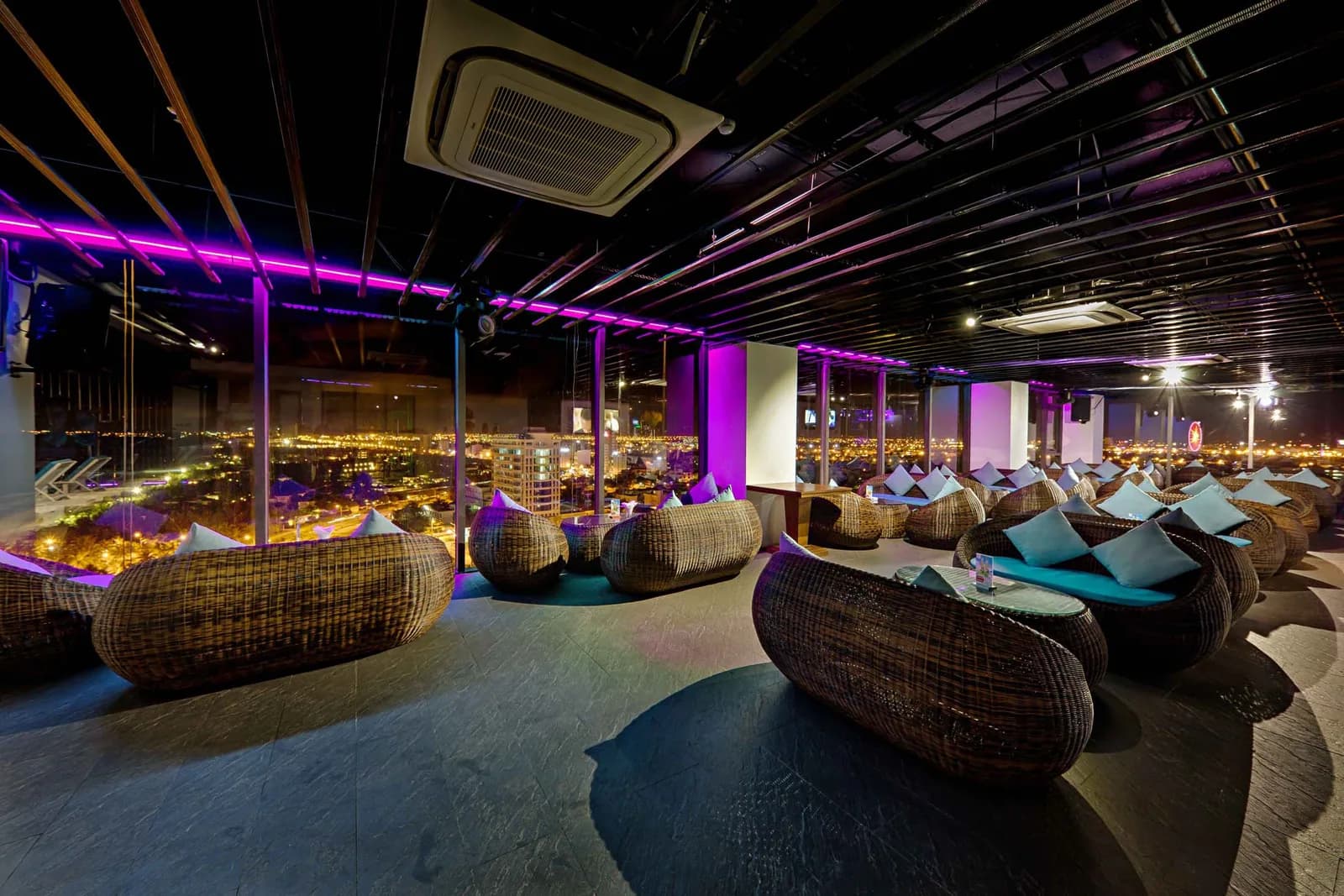 Sky Bar & Lounge về đêm