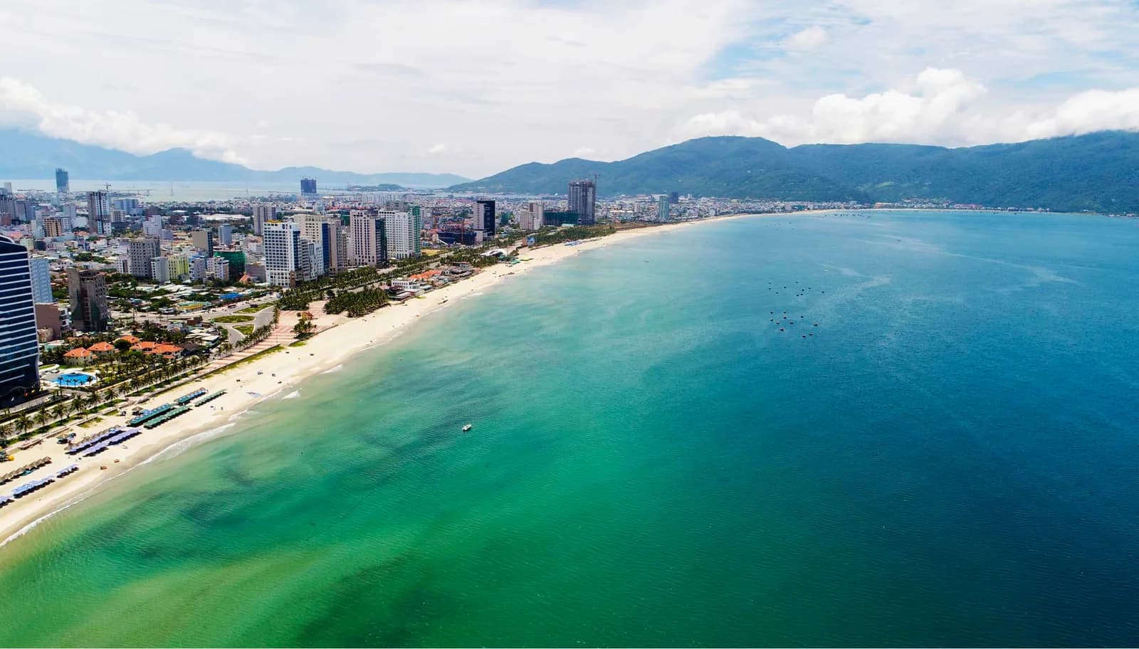 Bãi biển Mỹ Khê trước cửa