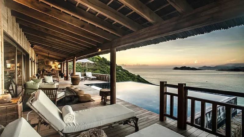 Bể bơi vô cực hướng vịnh