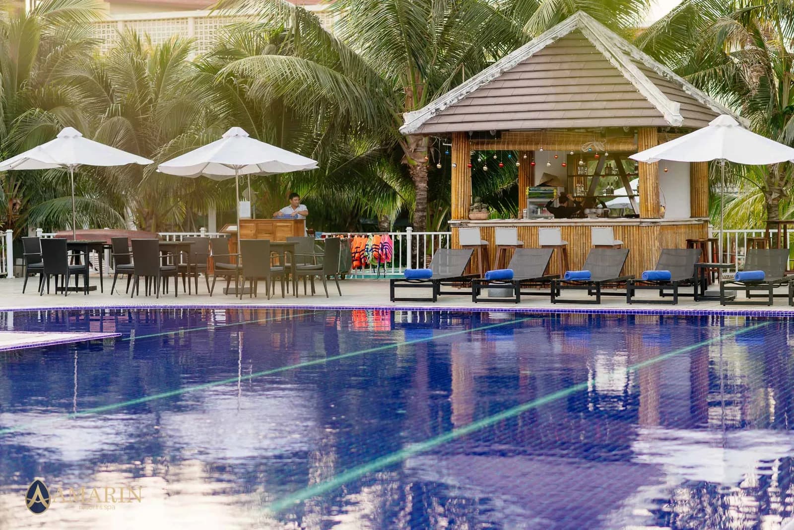 Sunset Bar bên hồ bơi
