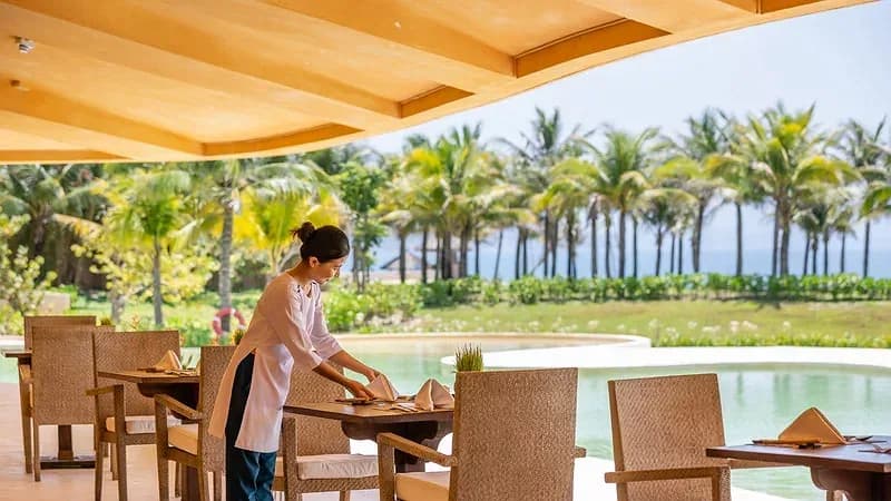 Sảnh ăn ngoài trời hướng biển