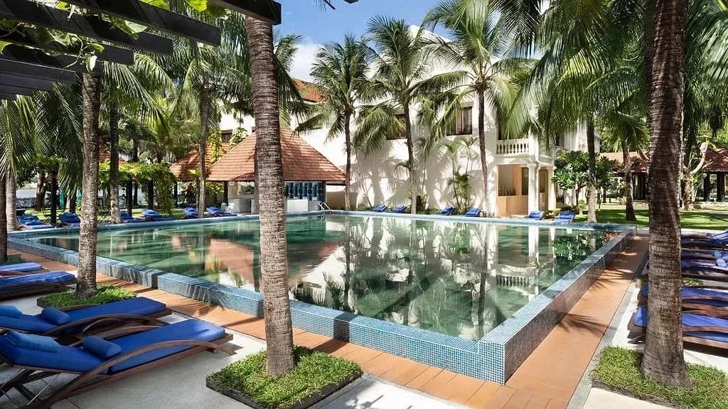 Bể bơi soi bóng hàng dừa