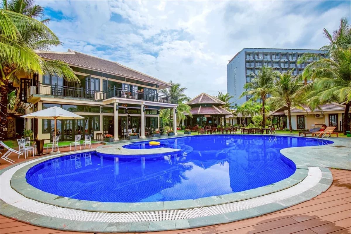 Hồ bơi giữa vườn dừa