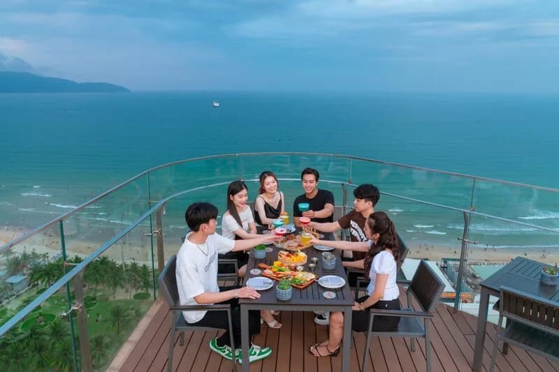 Ngay bên bãi biển Mỹ Khê