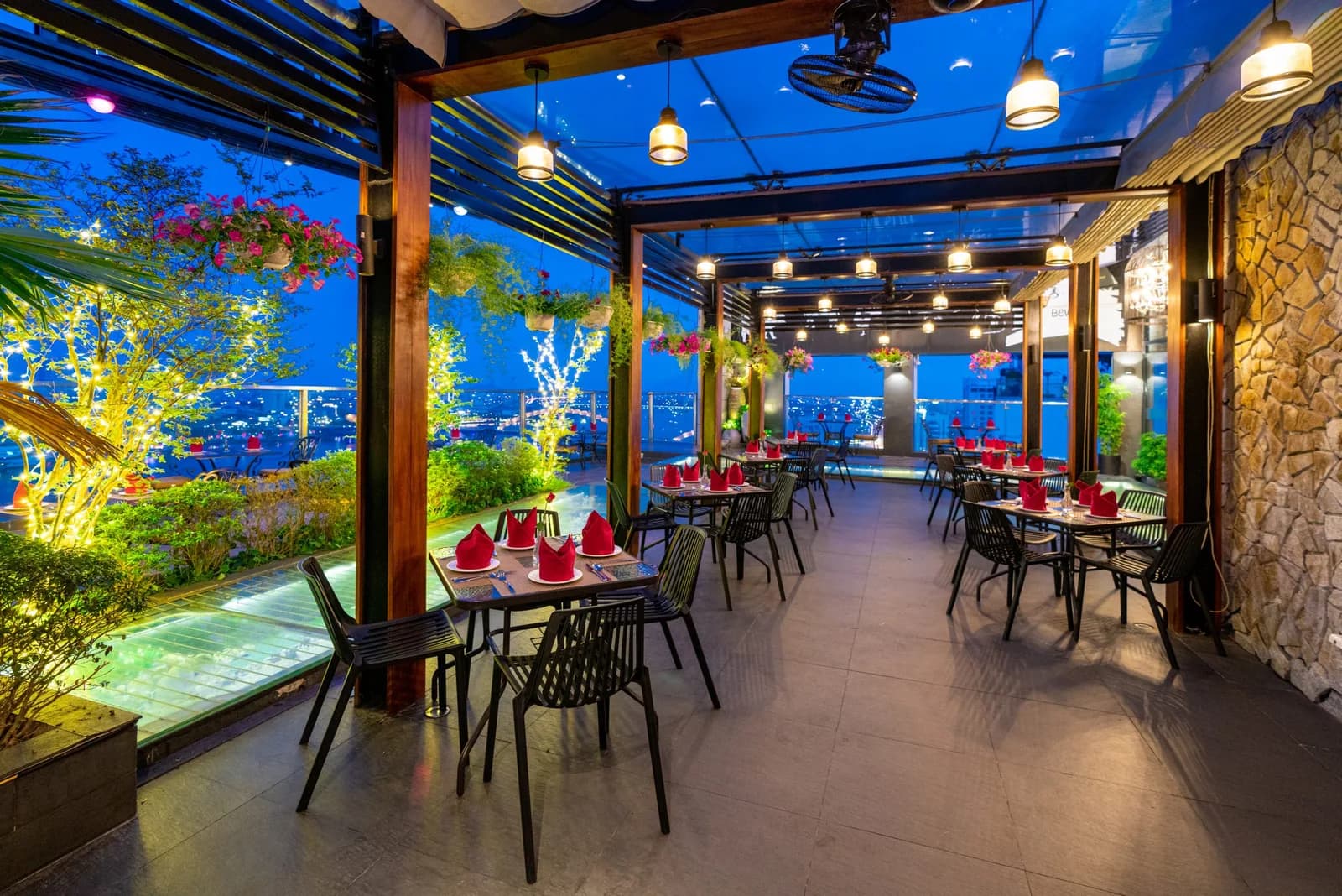 Brilliant Top Bar tầng 17