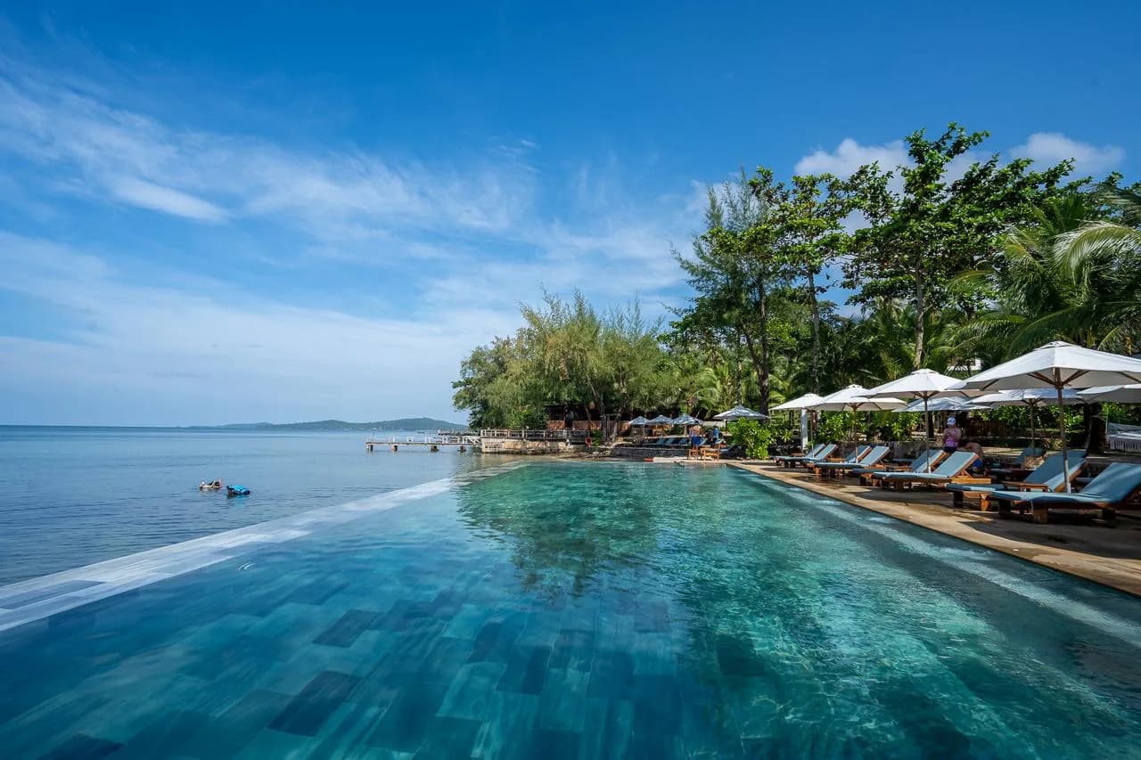 Hồ bơi giáp mép biển