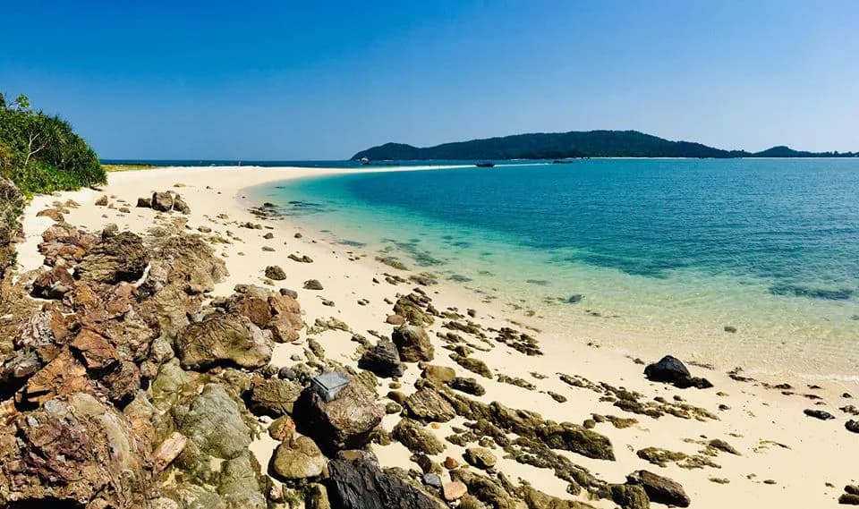 Bãi biển Hồng Vàn ngay trước hiên